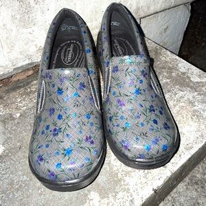 Easy Works By Easy Street Non-Slip Work Clogs Women's 10 W Floral Leeza Shoes